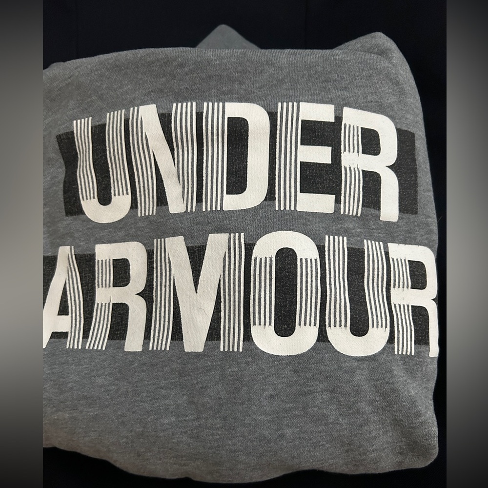 Under Armour Women’s Sweatshirt Size Small.